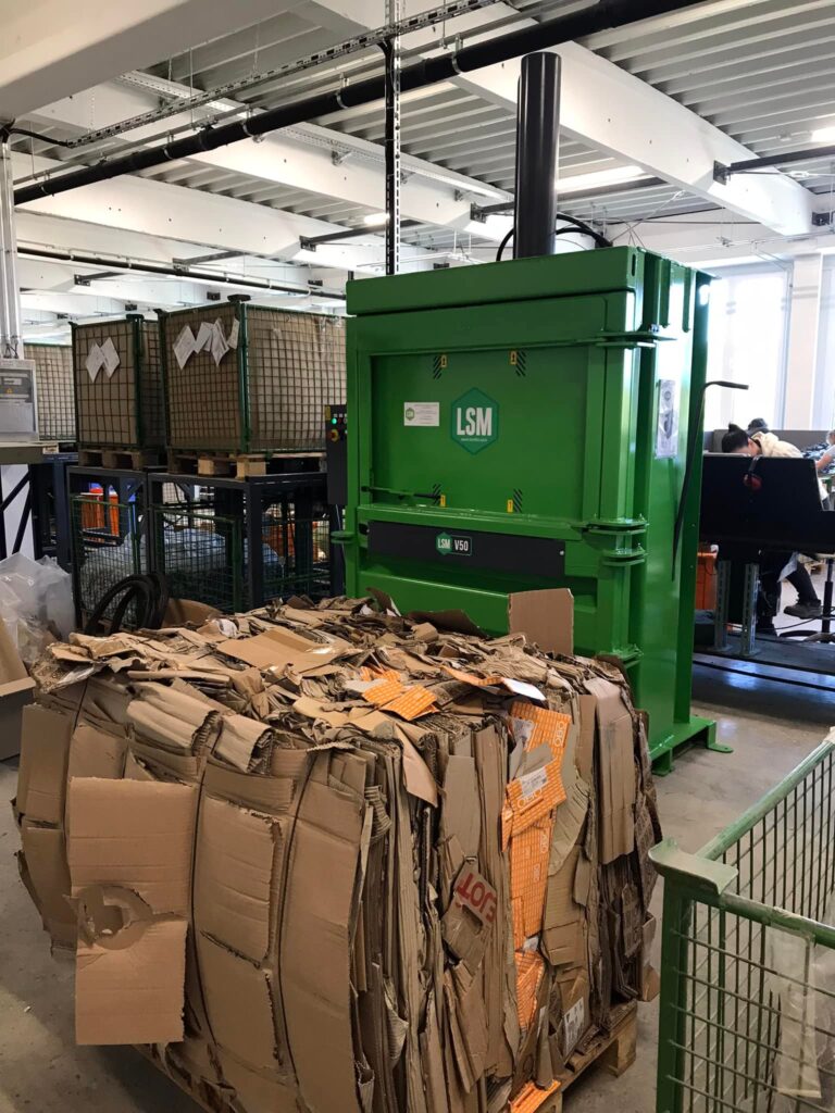 LSM V50 hulladékbálázó működés közben