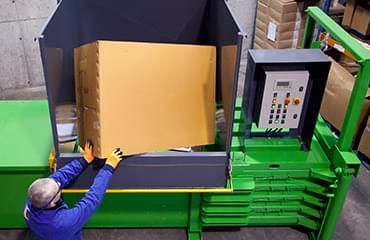 LSM H50 vízszintes hulladékbálázó megtöltése