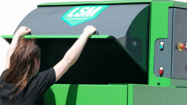 LSM Bin Maximiser 1100 literes zárt kukatömörítő felnyitása